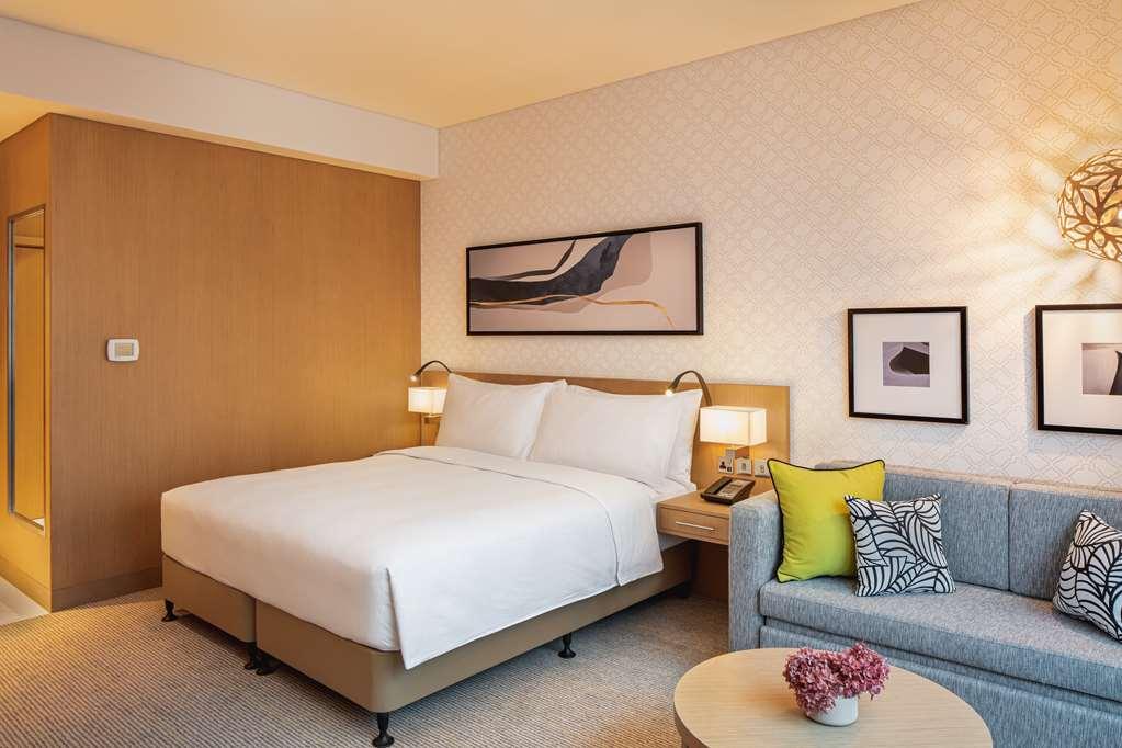 Doubletree By Hilton Fujairah City Δωμάτιο φωτογραφία A room at the hotel