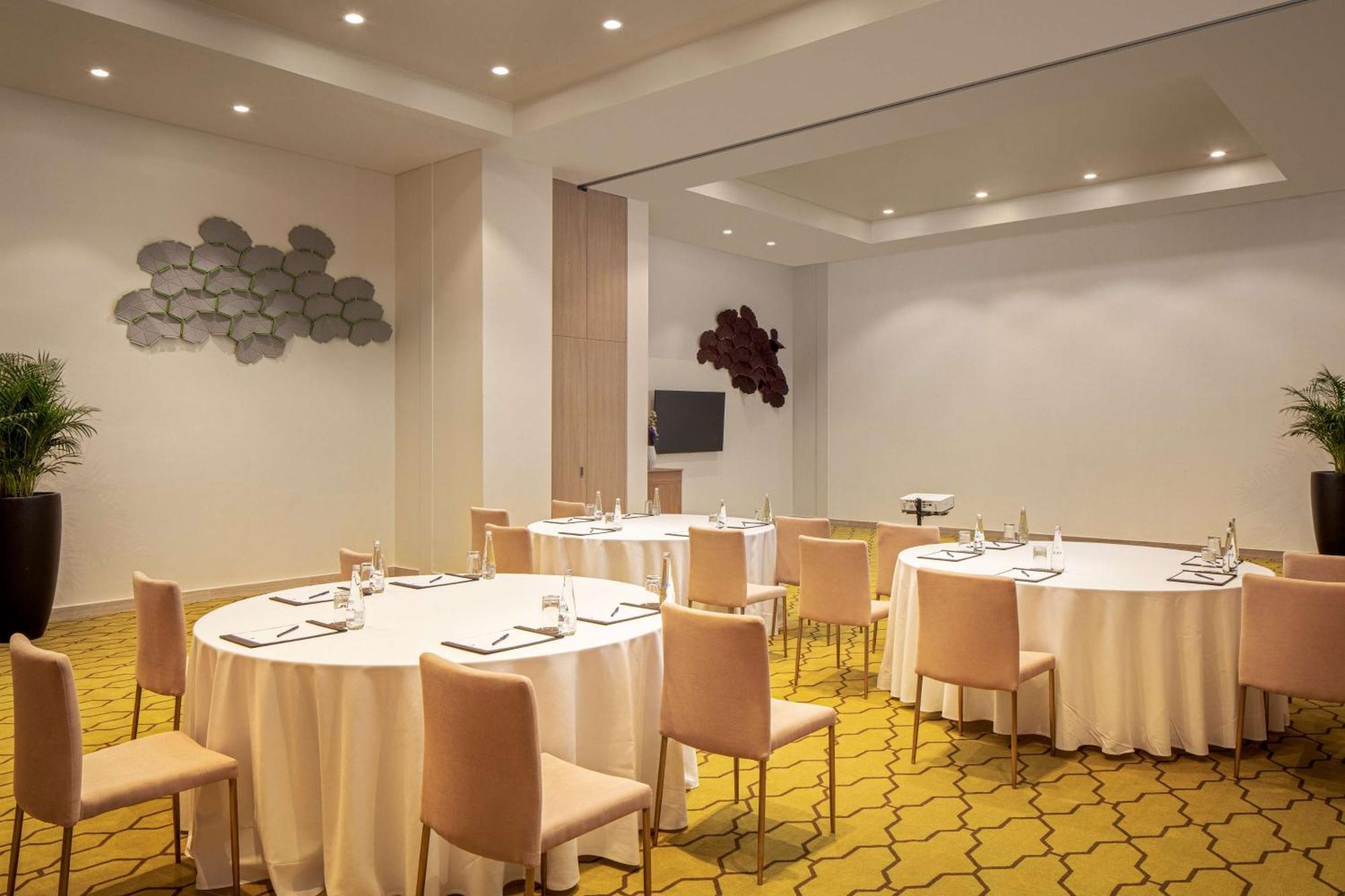 Doubletree By Hilton Fujairah City Εξωτερικό φωτογραφία Meeting room