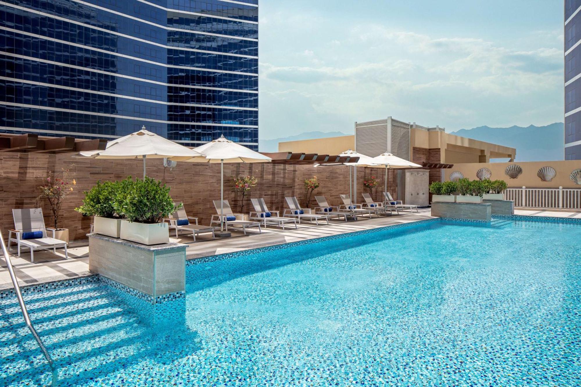 Doubletree By Hilton Fujairah City Εξωτερικό φωτογραφία The swimming pool at the hotel