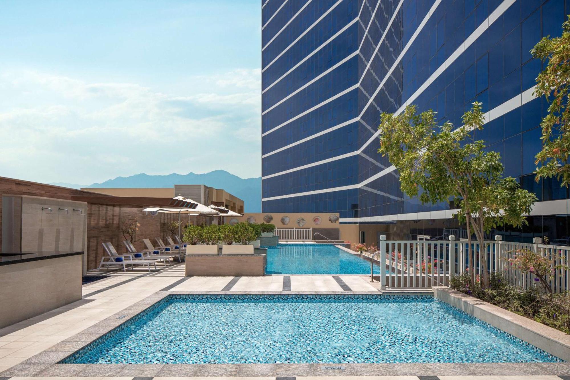 Doubletree By Hilton Fujairah City Εξωτερικό φωτογραφία The swimming pool